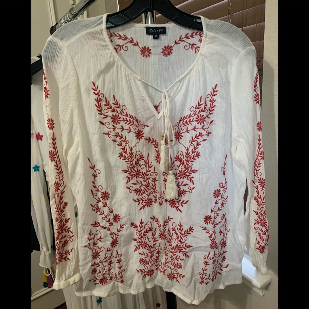 Tolani XS white Embroidered Boho Flowy Top